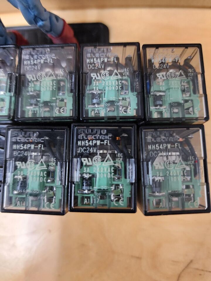 Amada Fanuc FUJI ELECTRIC HH54PW-FL RELAY 24VDC LOT OF 8