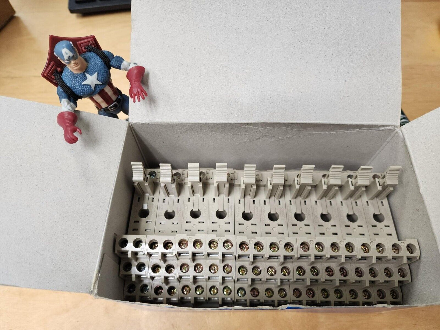 New Omron P7PF-08-E Connecting Relay socket 10pcs lot