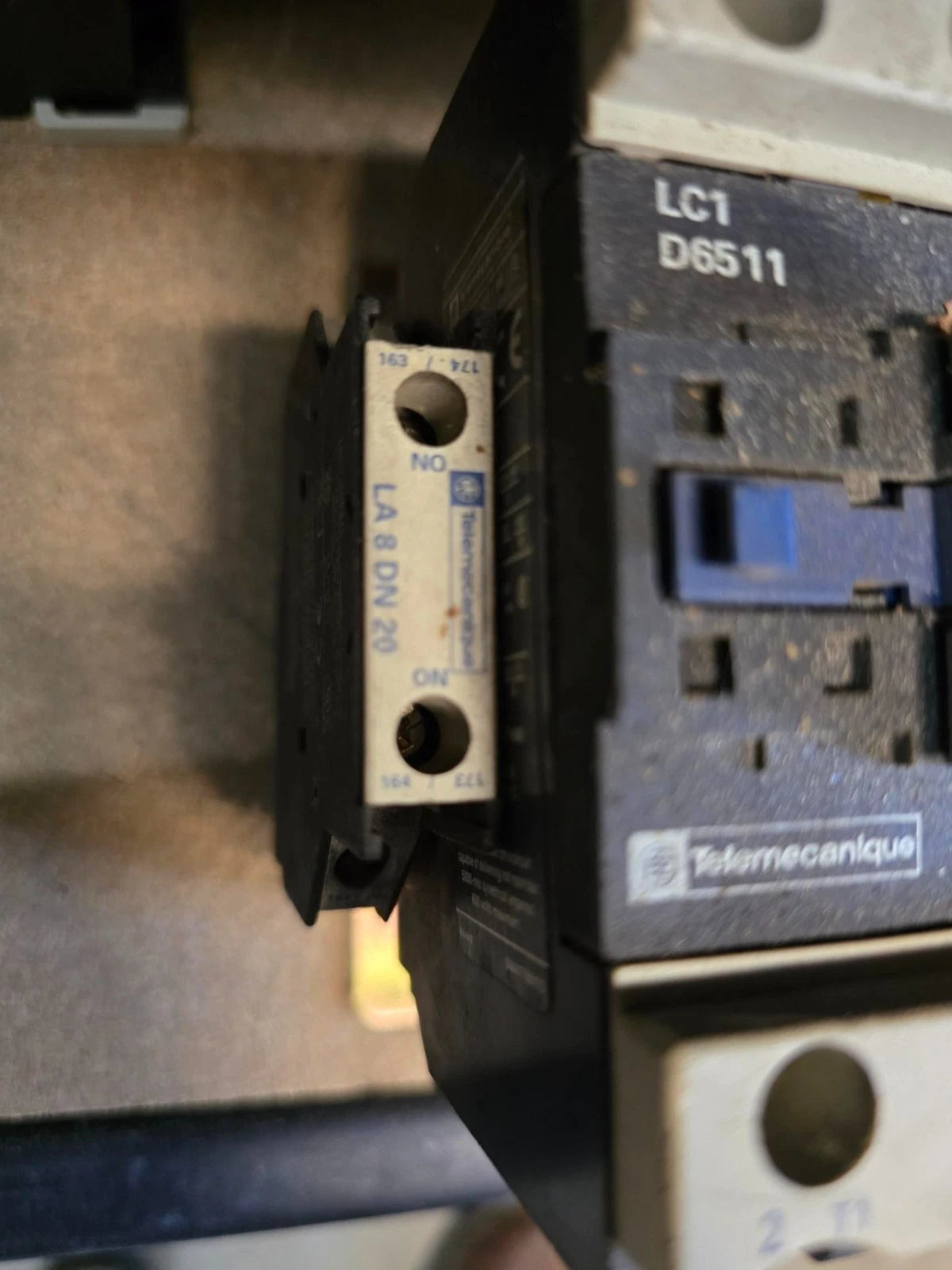TELEMECANIQUE LC1 D6511 D65 11 LA 8 DN 20 110V